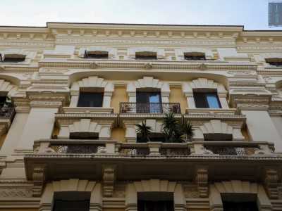 Elaborati decori abbelliscono i balconi, i cornicioni marcapiano, i capitelli delle lesene sovrapposte e gli architravi delle finestre in particolare nei piani superiori
